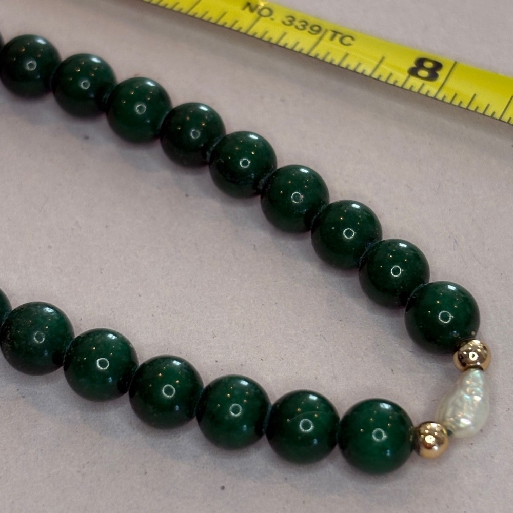 Vintage-Inspired Green Beaded Necklace – 16" with Gold Tone Clasp & Faux Pearls - Picture 11 of 13